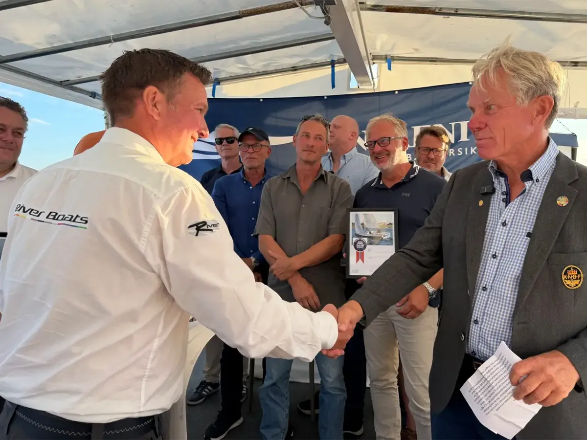 Reidar Gjølstad of River Boats receiving the Årets Båt 2026 award for River Hydra 460.