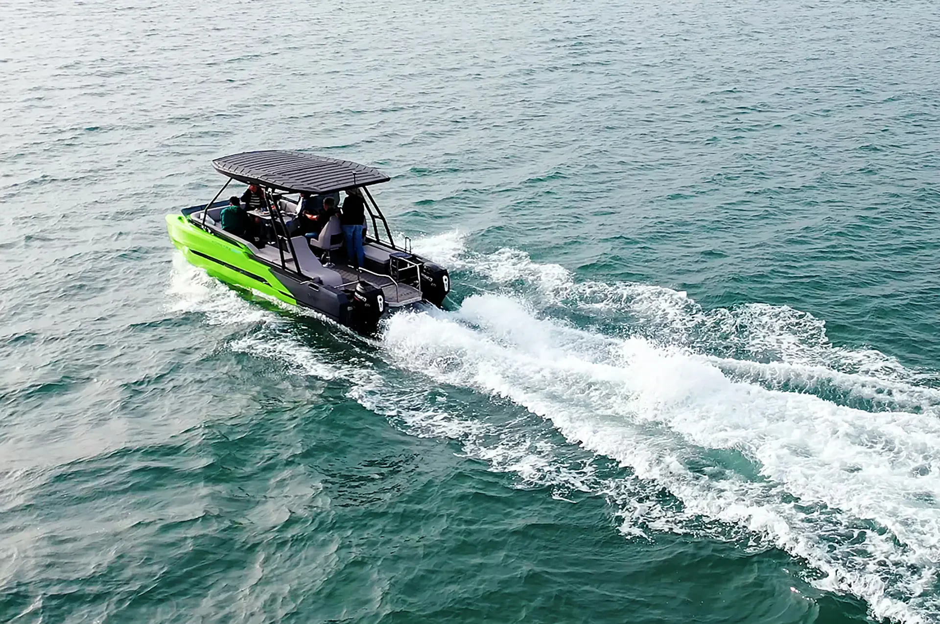 Korkyra 650 gleitet ruhig über das offene Wasser