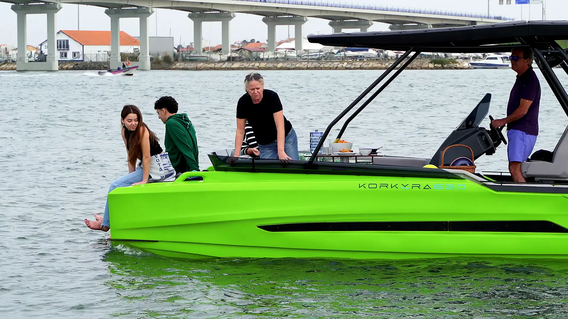 Family disfrutando de un momento de relax a bordo del catamarán Korkyra 650 en el puerto.