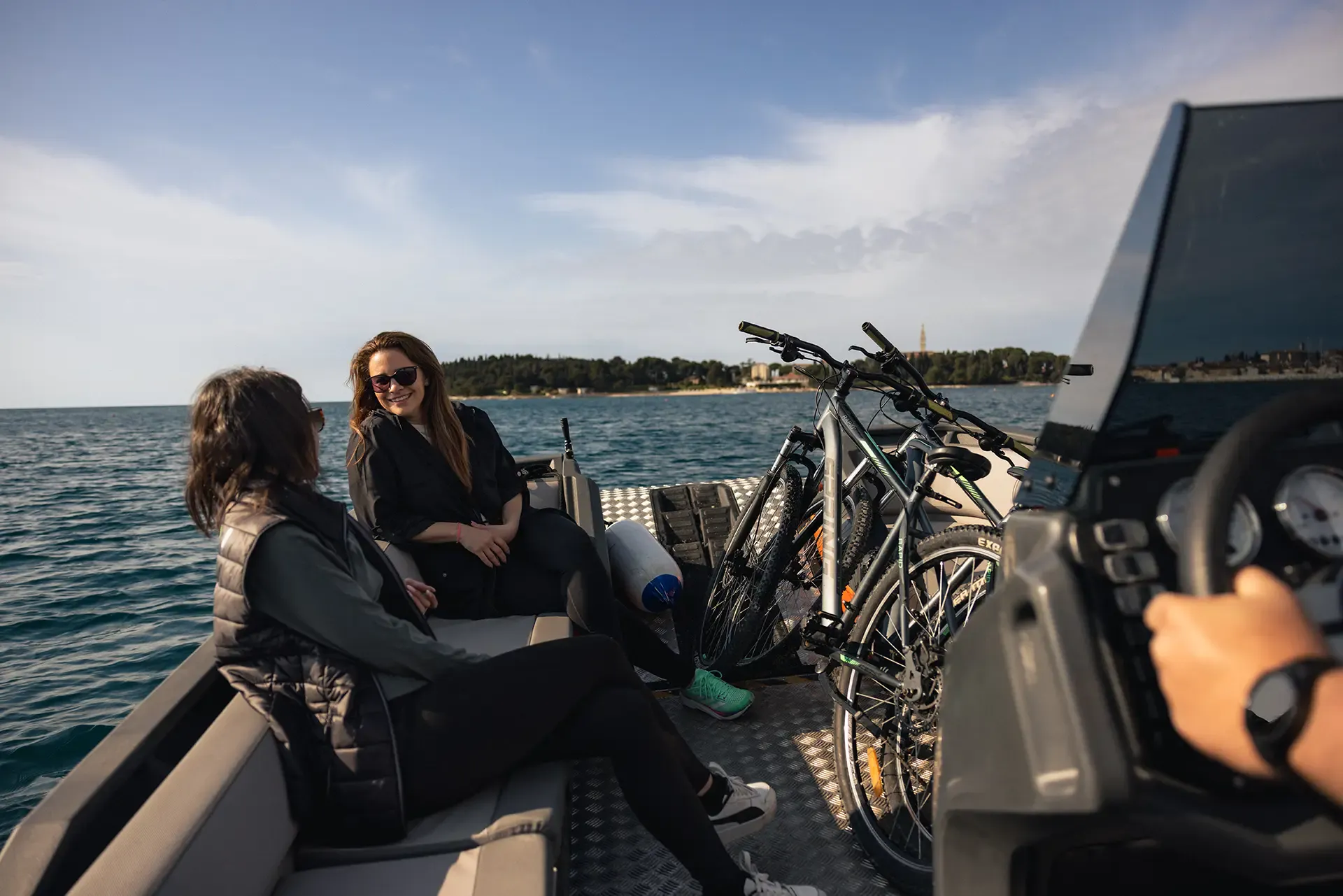 Dos ciclistas disfrutando del paseo en la embarcación rotomoldeada Korkyra 650 Pro