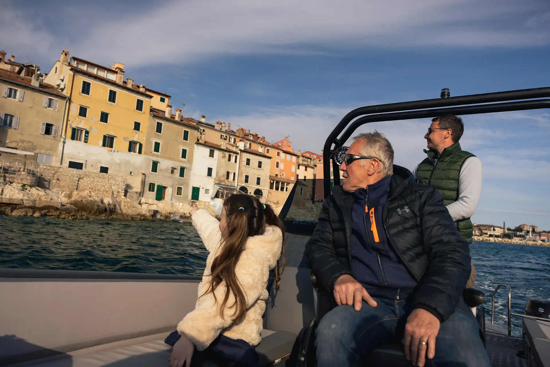 Passeggeri che si godono il panorama a bordo dell'imbarcazione Korkyra 650 Pro, accessibile alle sedie a rotelle.