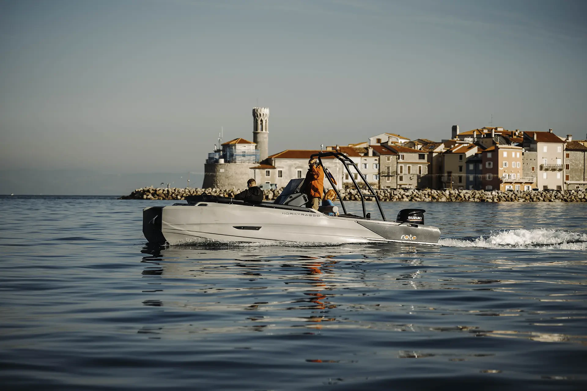 Il catamarano rotostampato Korkyra 650 che solca lentamente le acque di Pirano.