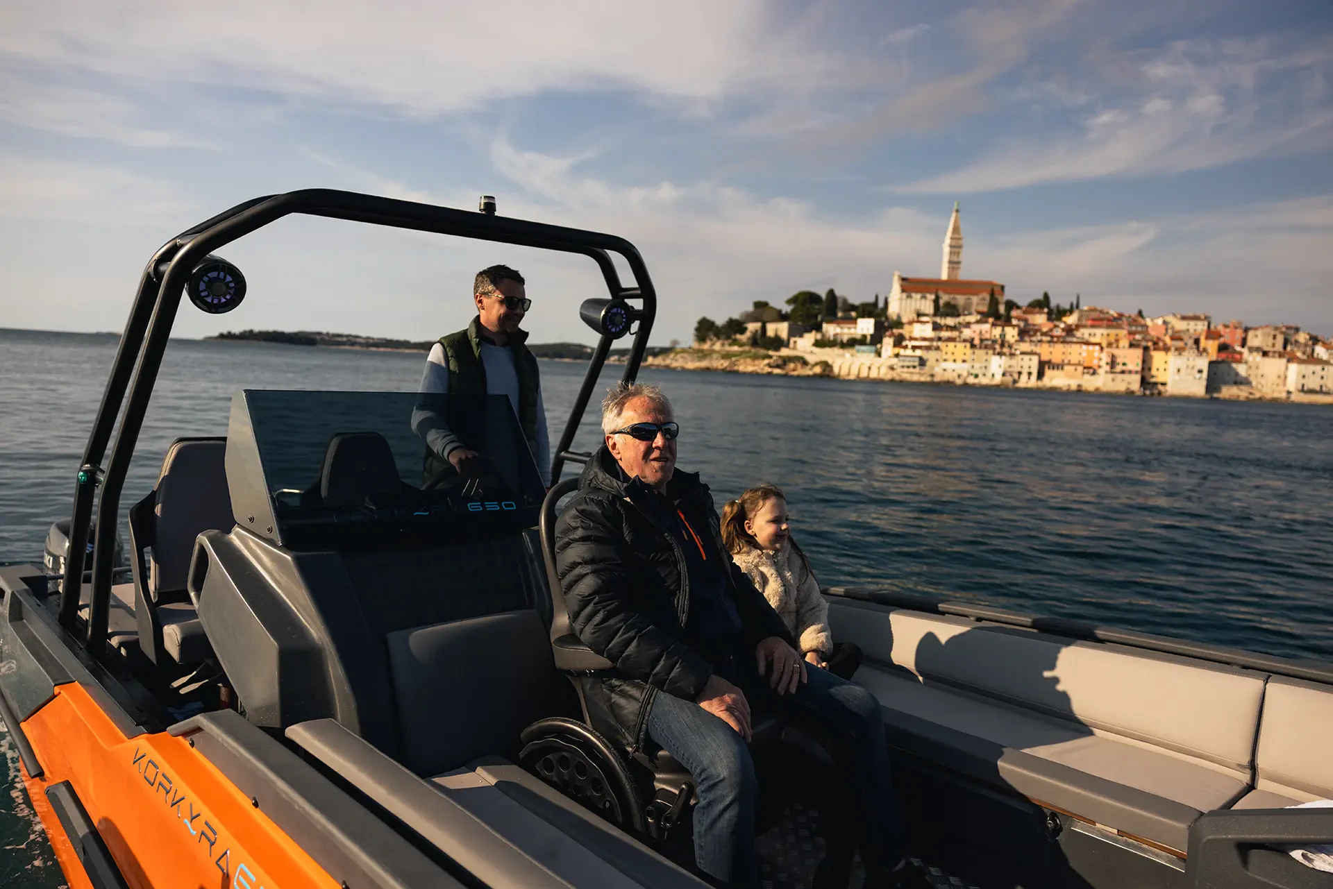 Catamarano Korkyra 650 Pro durante un giro turistico panoramico.