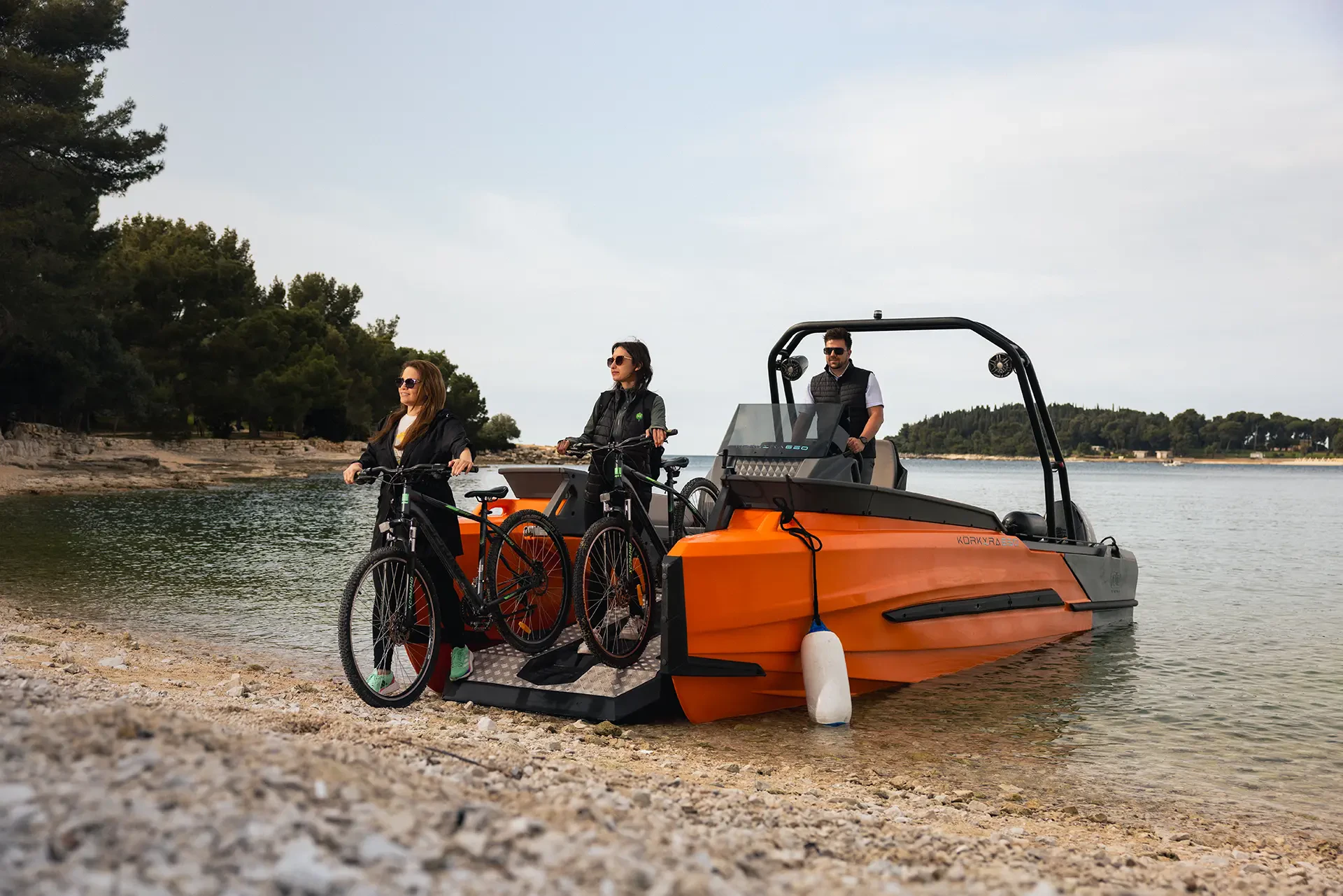Radfahrer steigen nach einer Radtour mit dem Boot vom Katamaran „Korkyra 650 Pro“ aus