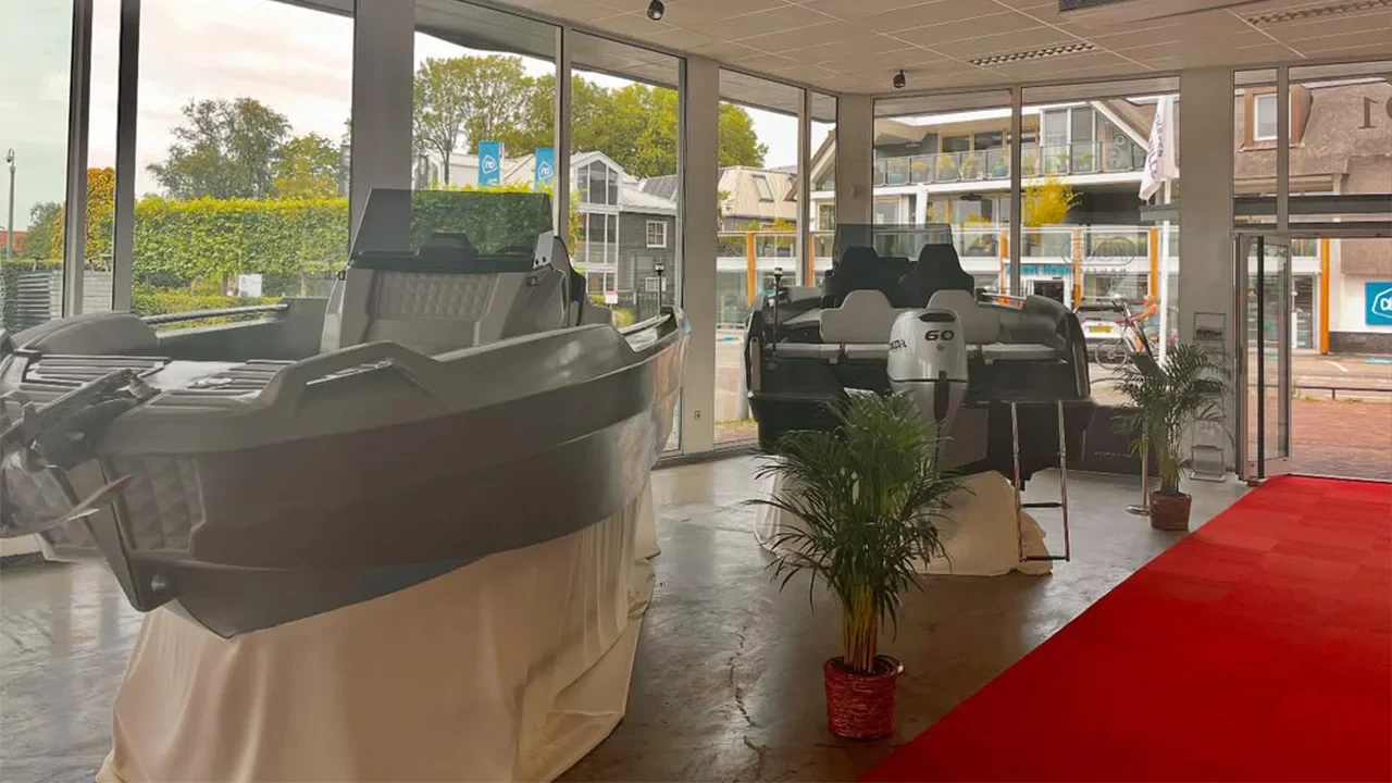 Interno dello showroom ROTO Nautica nei Paesi Bassi, dove è esposta una gamma di imbarcazioni in polietilene.
