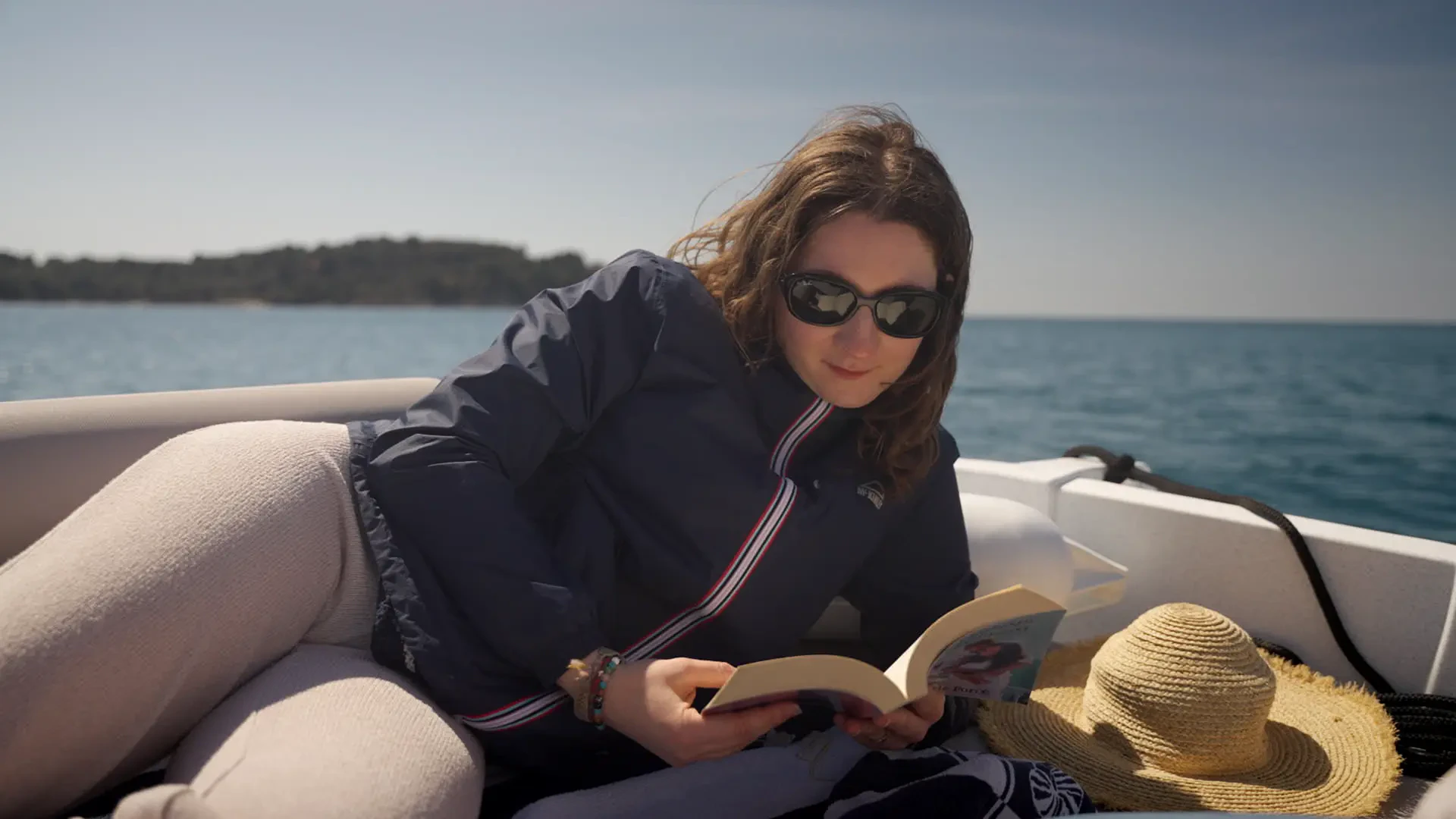 Rilassarsi con un libro a bordo dell'imbarcazione Hydra 450