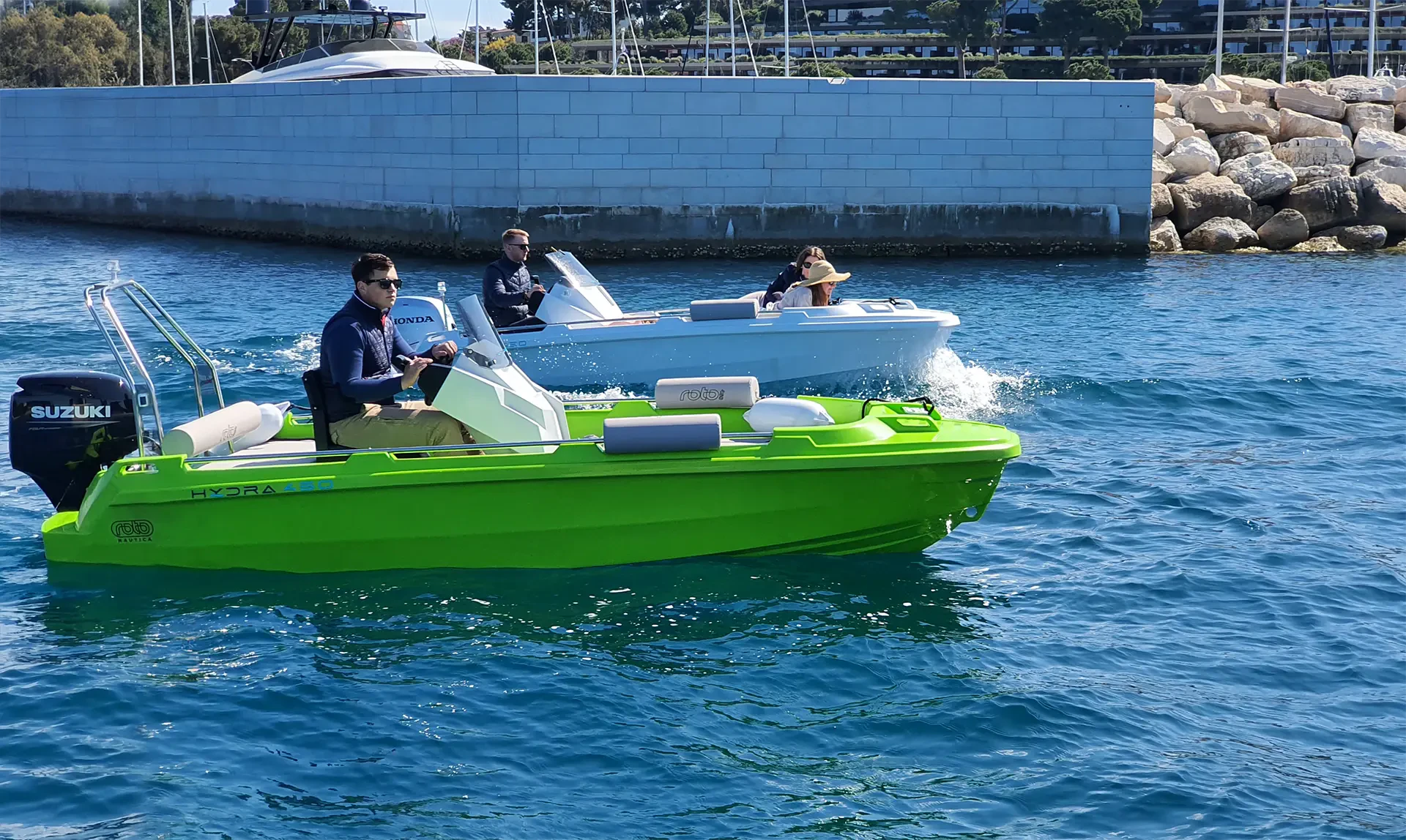 Botes rotomoldeados navegando suavemente en el puerto