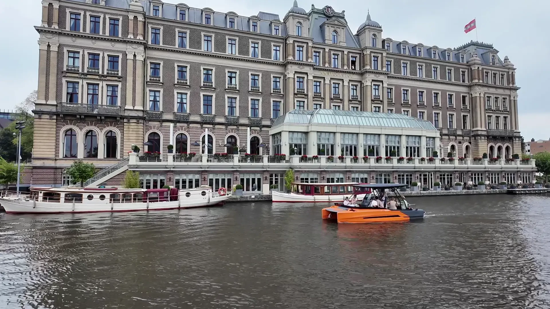 Il catamarano Korkyra 650 che solca i canali storici di Amsterdam.